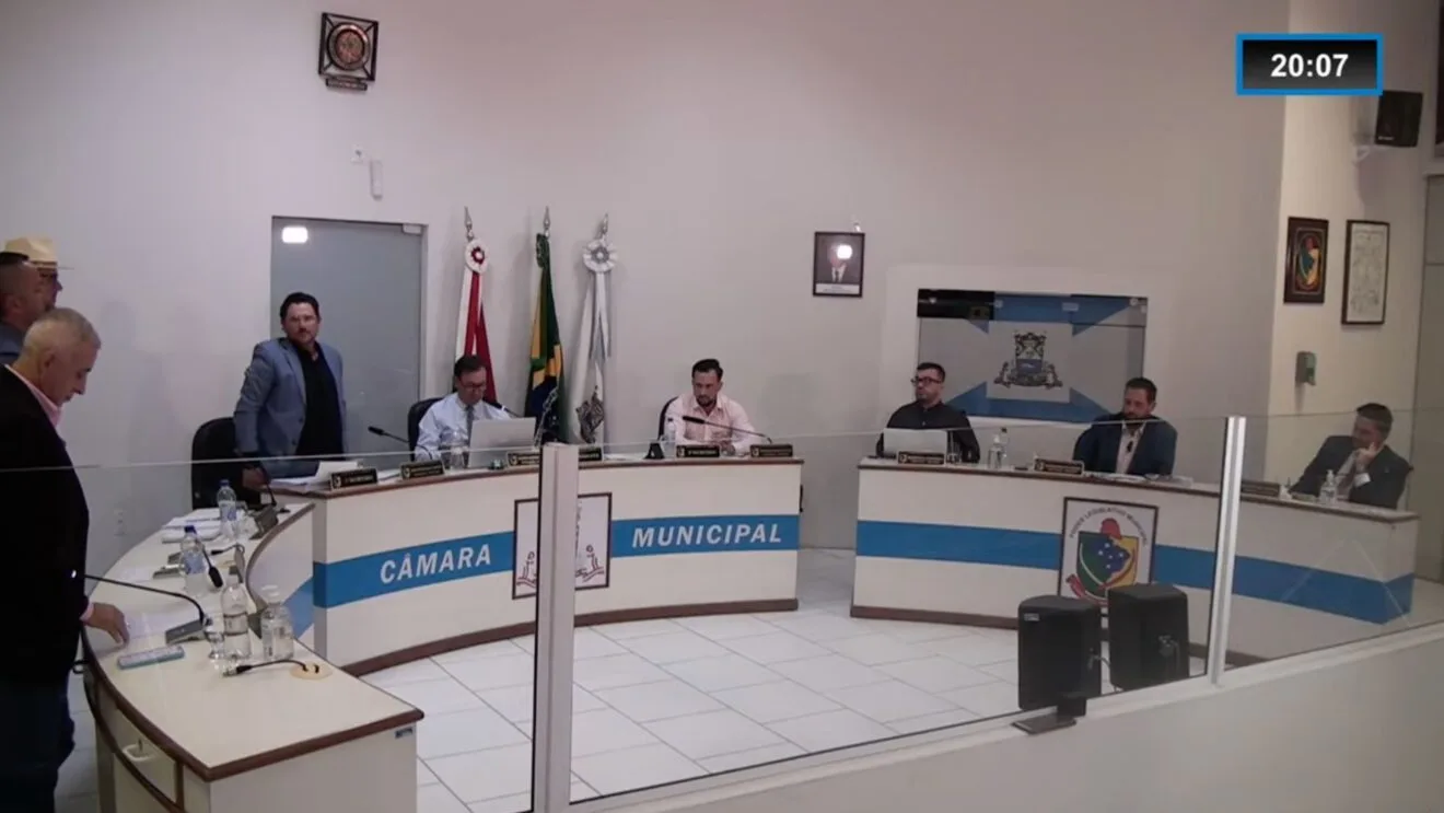 Câmara de Garopaba rejeita CPI da coleta de lixo por voto de desempate