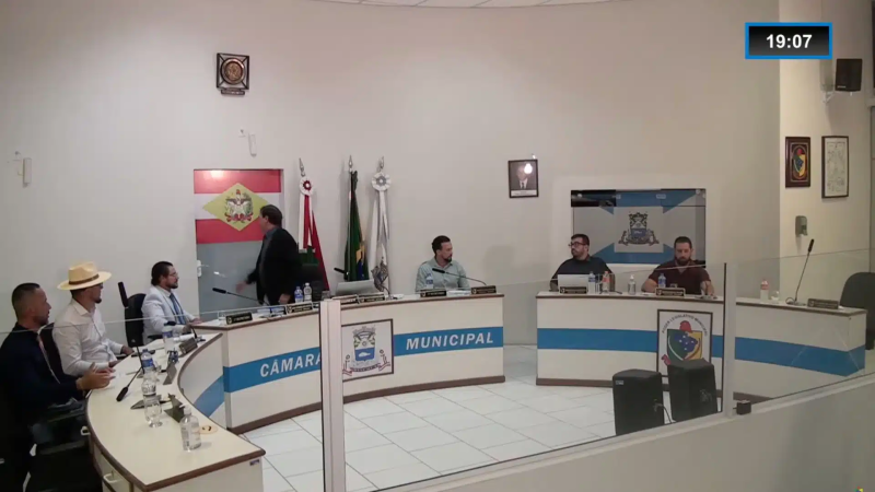 Protesto de estudantes do IFSC interrompe sessão da Câmara em Garopaba
